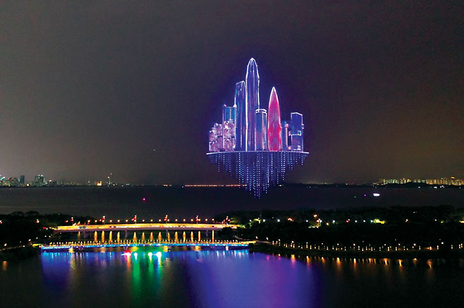 ●圖為深圳萬架無人機表演，創下「單台電腦控制最多無人機同時升空」「最多無人機組成的空中圖案」兩項健力士世界紀錄。 網上圖片