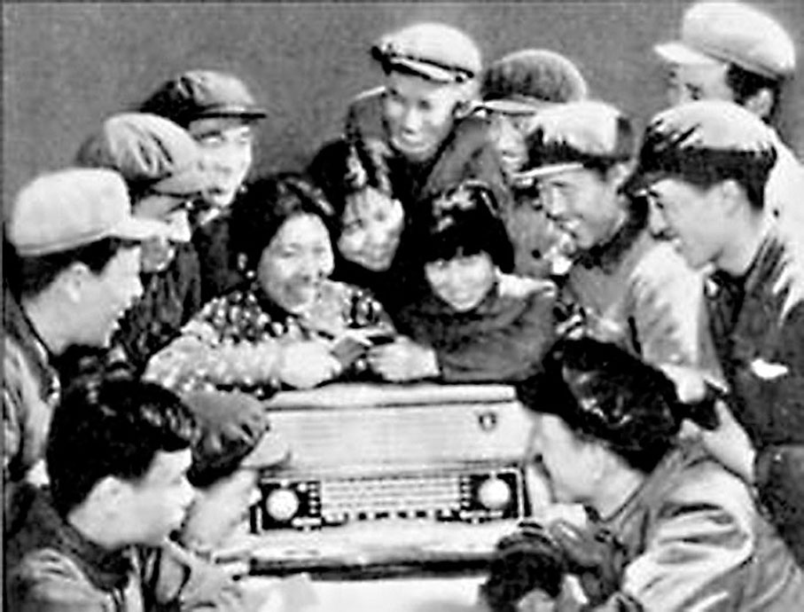 ●圖為人們正在收聽「東方紅一號」衛星播放的《東方紅》音樂。 資料圖片