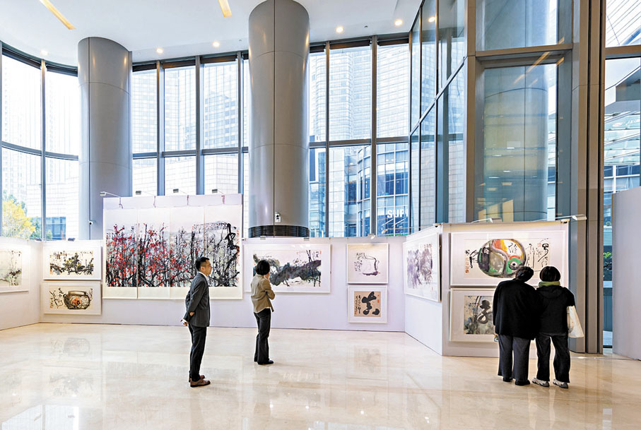 ●漫步展廳，參觀者被一幅幅氣勢磅礴的大作所震撼。 