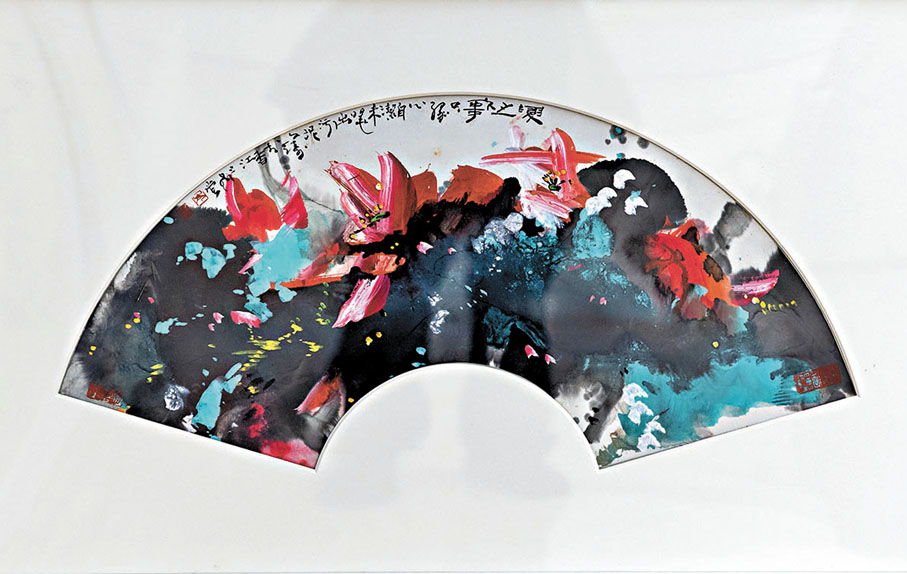 ●岑文濤創作的蓮花扇面