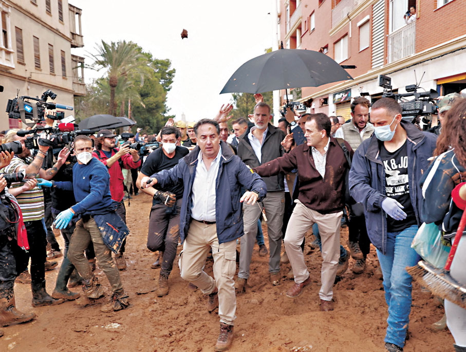 ●西班牙國王費利佩六世（箭嘴示）到災區視察，被憤怒災民投擲泥石。 路透社