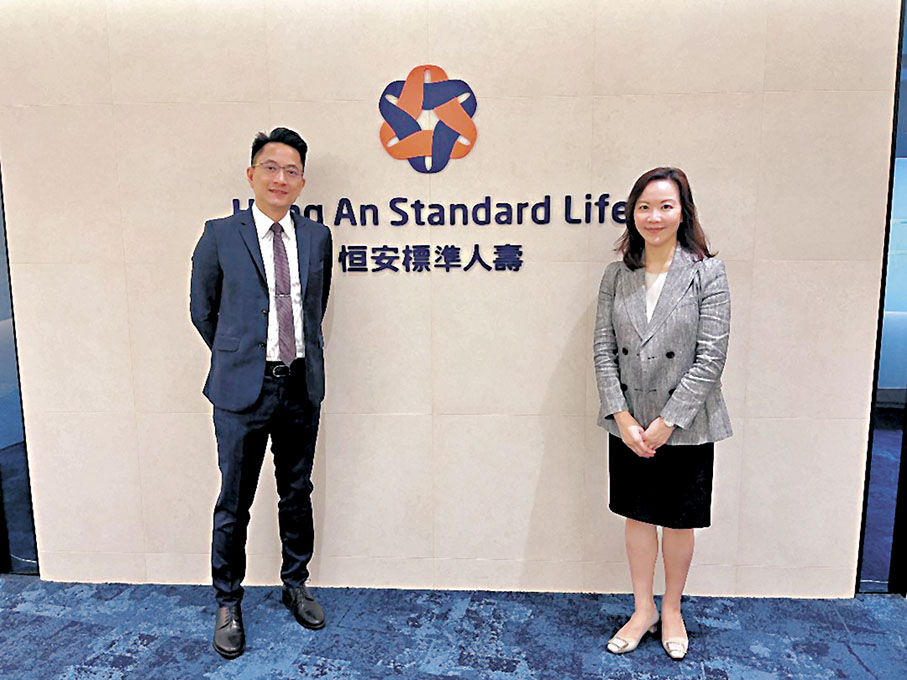 ● 周麗明（右）表示，預期CIES帶來的有關效果將於下半年顯現，並帶動公司業務表現造好。左為謝盛輝。 記者馬翠媚 攝