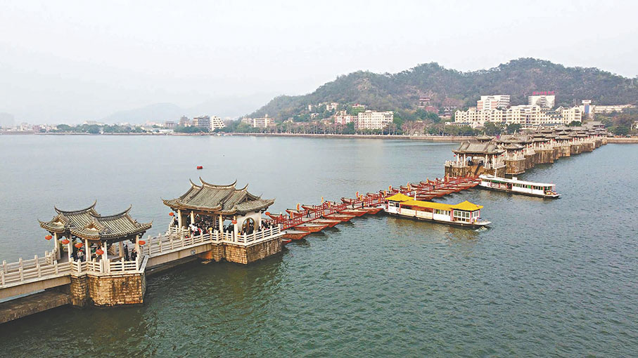 ●朱鼎健對家鄉潮州的發展感到開心，下圖為廣濟橋，又稱湘子橋，就是位於潮州古城東門外的韓江上，被譽為「世界上最早的啟閉式橋樑」。