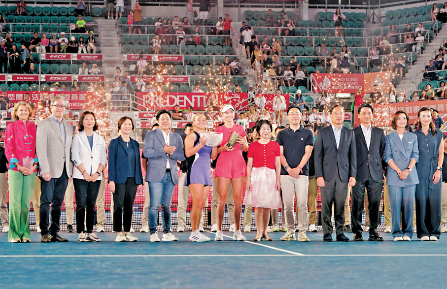 ●賽事冠軍舒奈達（左六）、亞軍波爾達（左七）和一眾嘉賓合照。