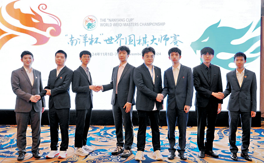 ●晉級8強的棋手握手合影。 香港文匯報記者向芸  攝