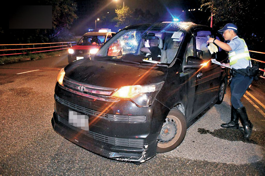 ●私家車碰撞巴士後，交通警員到場向肇事私家車司機了解。 資料圖片