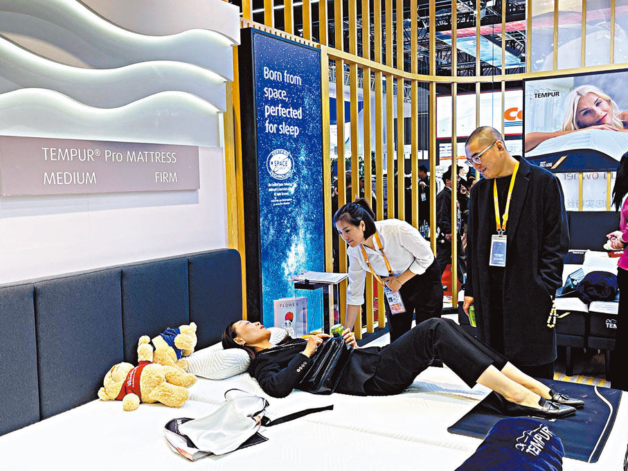 ●Tempur第二次參展進博會，吸引了不少人到現場感受產品舒適性。香港文匯報記者夏微  攝