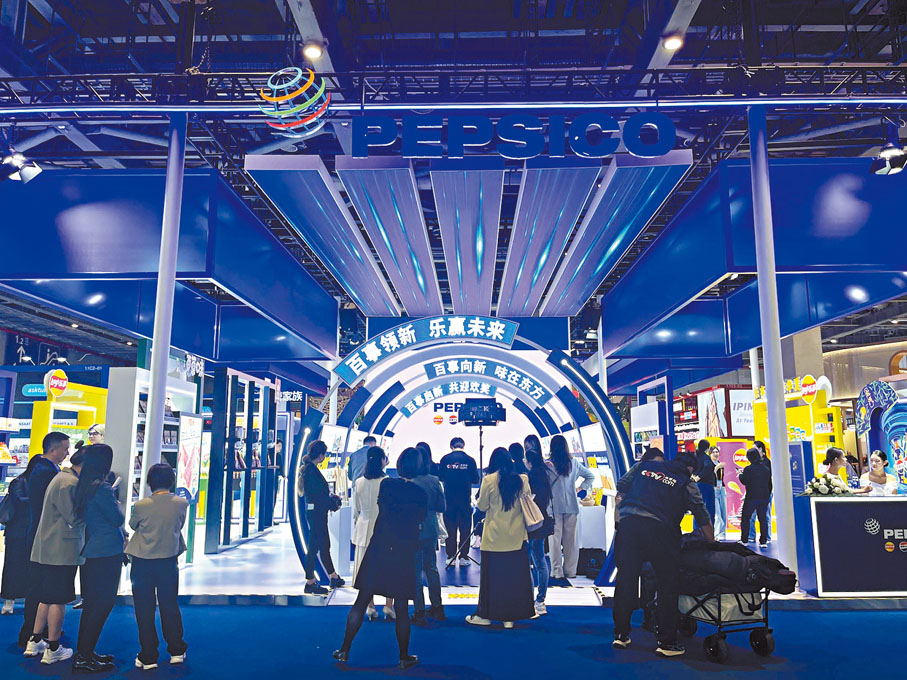 ●「百事星光道」長廊展示了公司深耕中國市場43年間的發展歷程。 香港文匯報記者夏微  攝