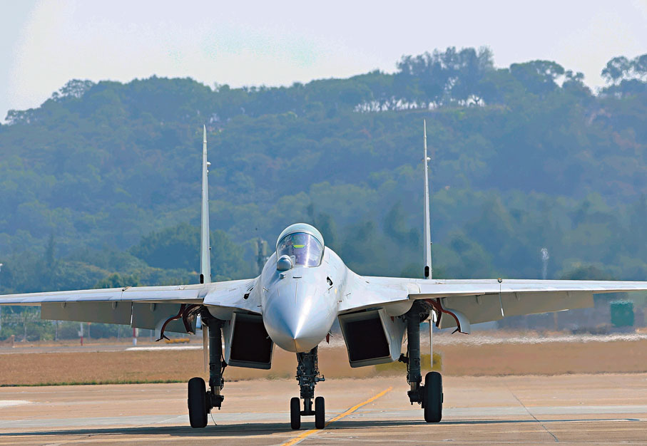 ●「殲-15T」飛抵珠海。香港文匯報珠海傳真