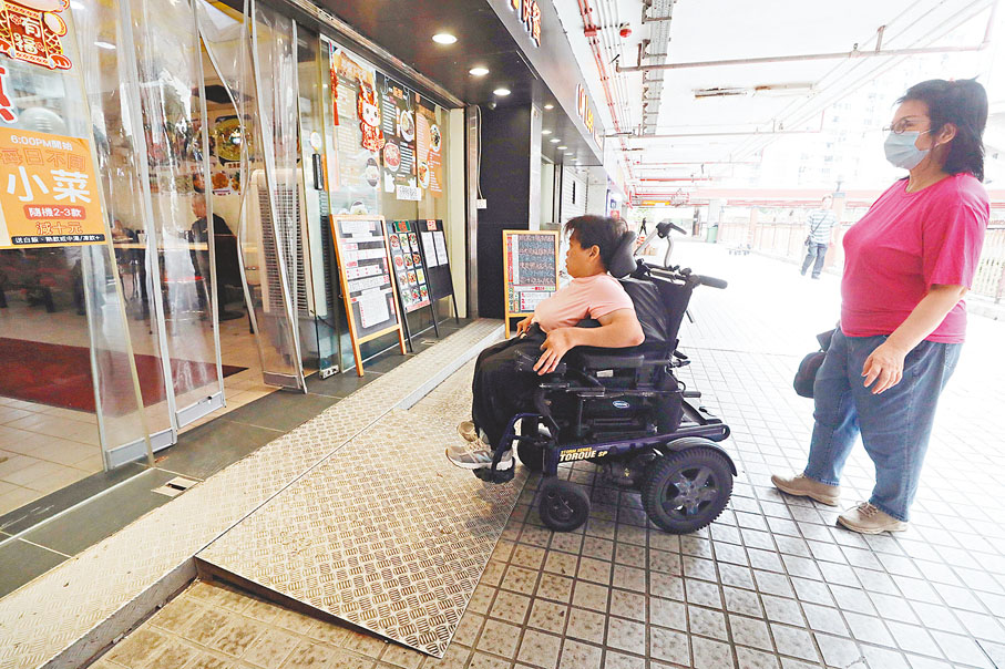 ● 楊小姐經過十年爭取，令邨內大部分食肆門口都加裝斜板。