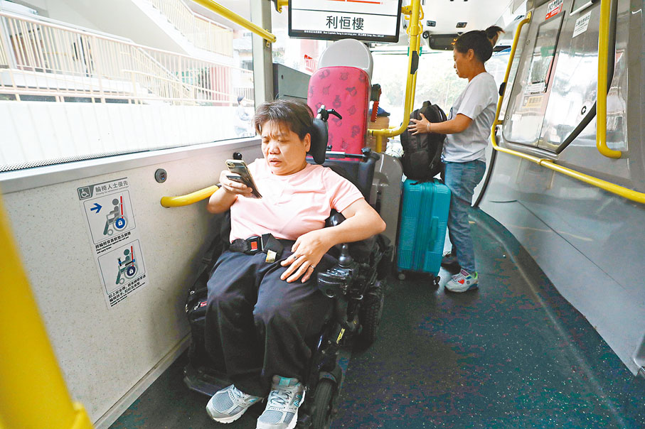 【登車「障礙賽」】❶今次實測巴士暢通無阻，楊小姐形容是好彩，「好似呢個輪椅位，被人佔用是經常發生的事。」