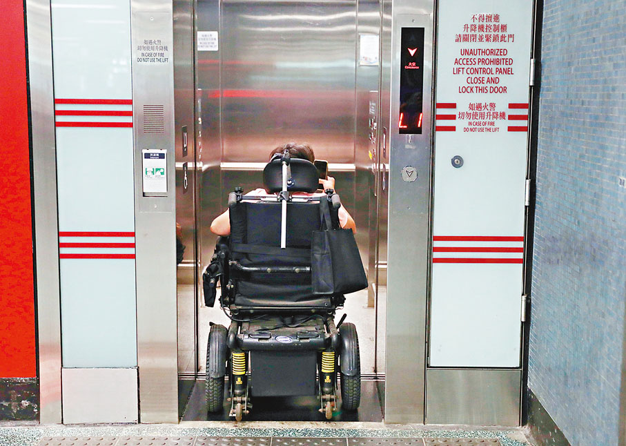 ❸入閘後，楊小姐繼續在站內穿梭，迂迴通往升降機處才能前往月台。