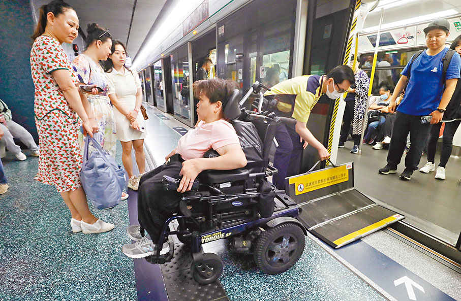 ❺回程時人流漸多，楊小姐在人群中左右閃避才到車頭，但因已有殘疾人士輪候，她要多等一班車。