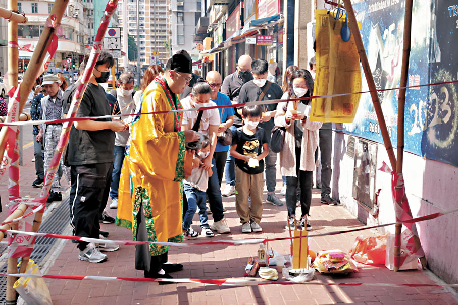●死者家屬返回意外現場路祭。香港文匯報記者劉友光 攝