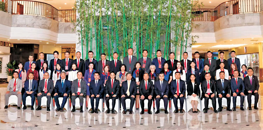 ●福建省委書記、省人大常委會主任周祖翼在福州會見了港區省級政協委員聯誼會經貿文化考察團一行，共敘鄉情、共話發展。 受訪者供圖