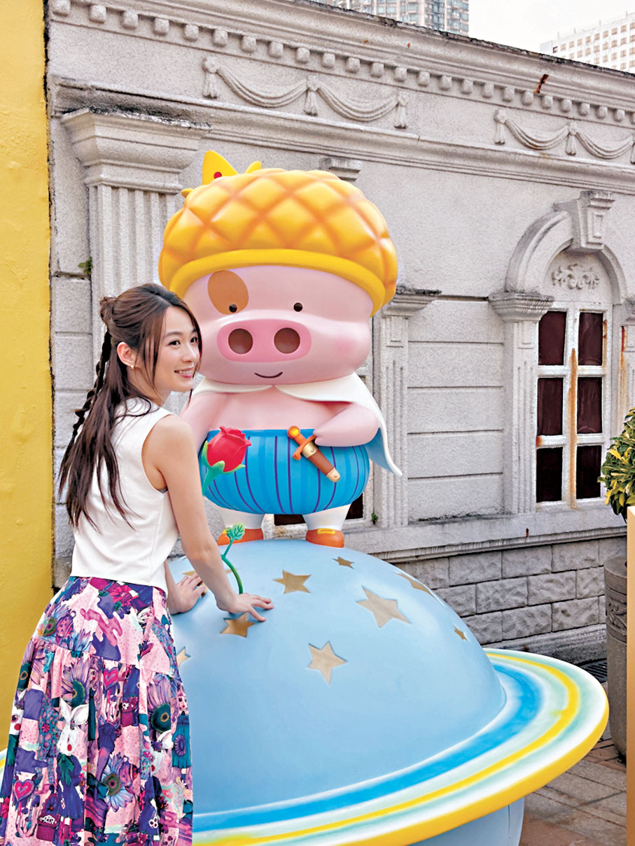 演員蔡潔與麥兜雕塑合影。