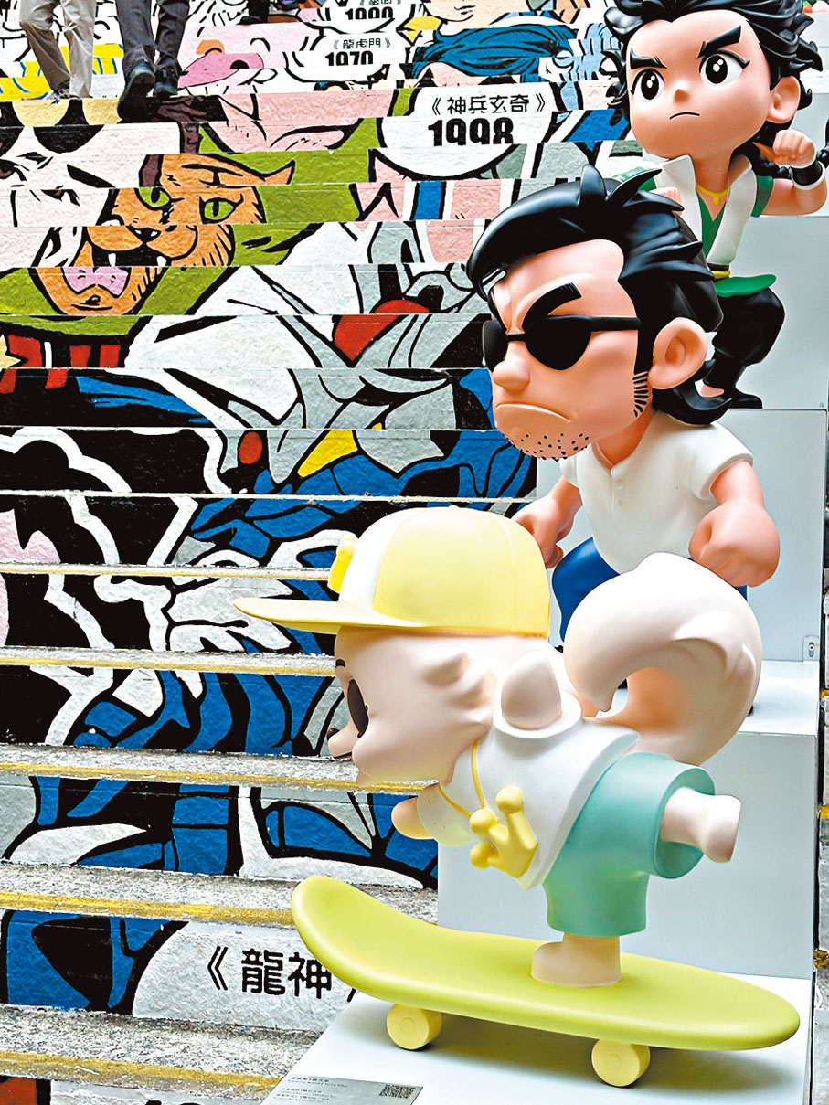 「漫大門」塑像展示不同年代港漫角色。