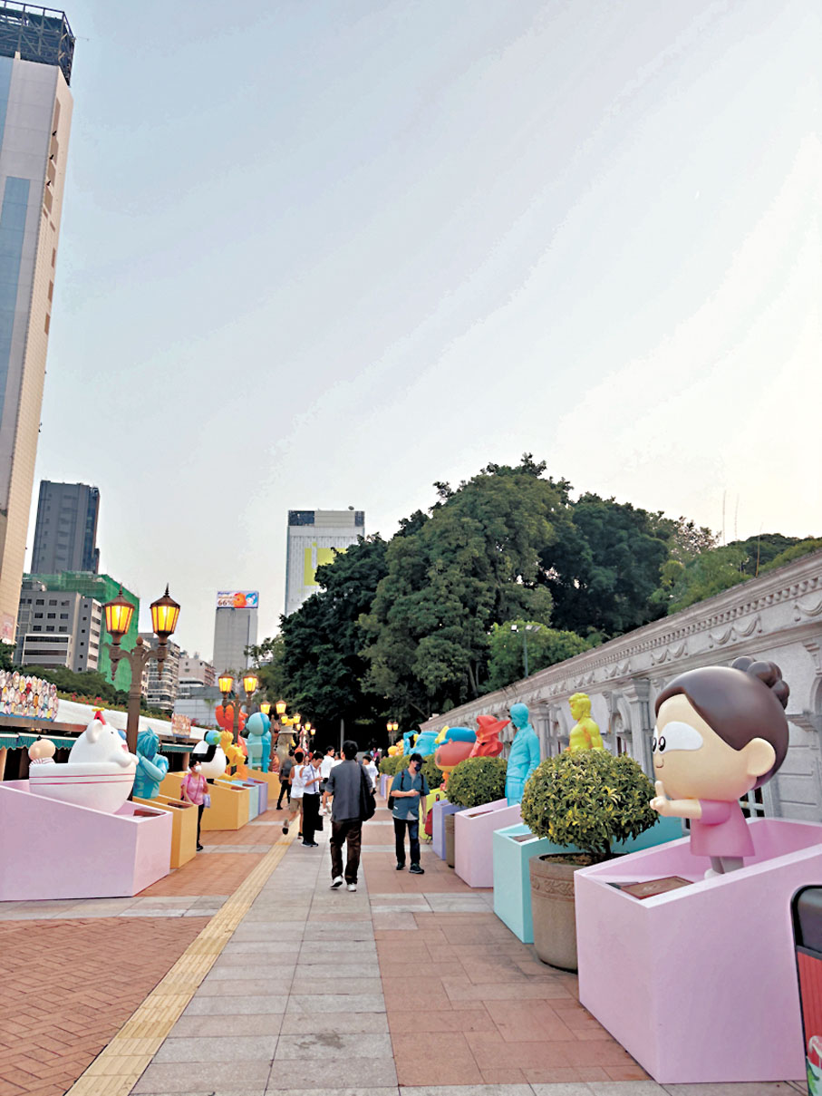 「漫大道」展出36個本地漫畫角色的彩繪塑像及其創作漫畫家的銅製手印。