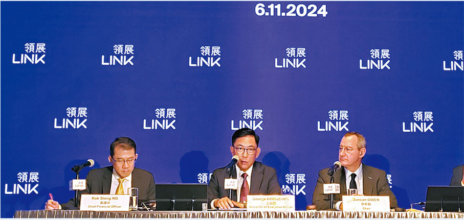 ●王國龍(中)稱，相信旗下租戶經營仍面對挑戰，加上在經營成本及工資均上漲的情況下，他認為現市況下很多租戶都不容易，所以對該集團下半財年續租租金調整率傾向審慎為主。右為歐敦勤。