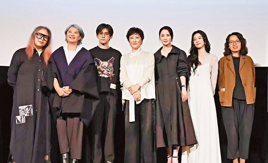 ●《小小的我》導演楊荔鈉（左2），主演易烊千璽、蔣勤勤、周雨彤等現身見面會。