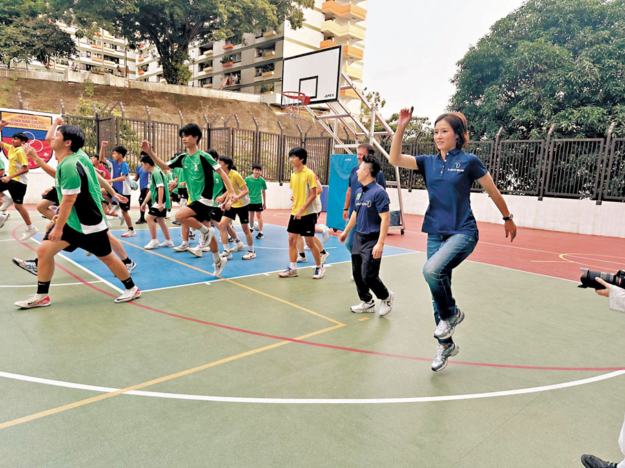 ●李娜（右）與學生們交流互動。 香港文匯報記者郭正謙 攝