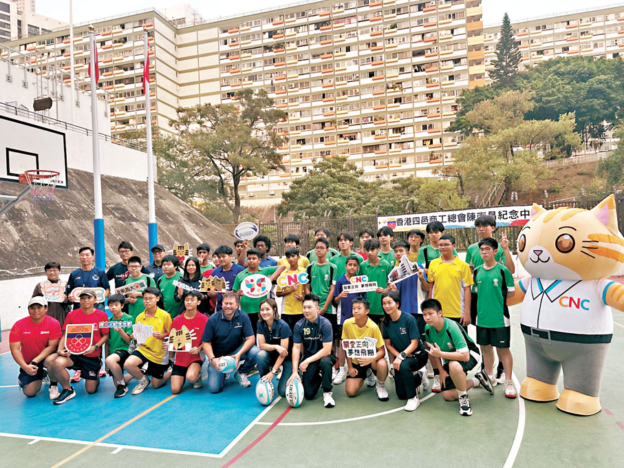 ●李娜（前排右五）和李小鵬（前排右四）昨日到葵涌一間中學進行社區探訪。 香港文匯報記者郭正謙 攝