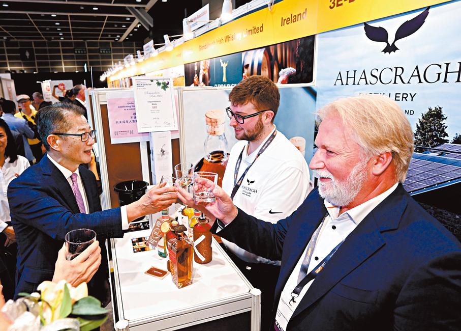 ●陳茂波向參展酒商打氣。