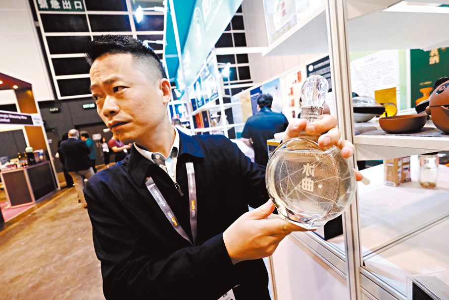 ● 四川榮州旭水酒業董事長徐強。 香港文匯報記者涂穴  攝