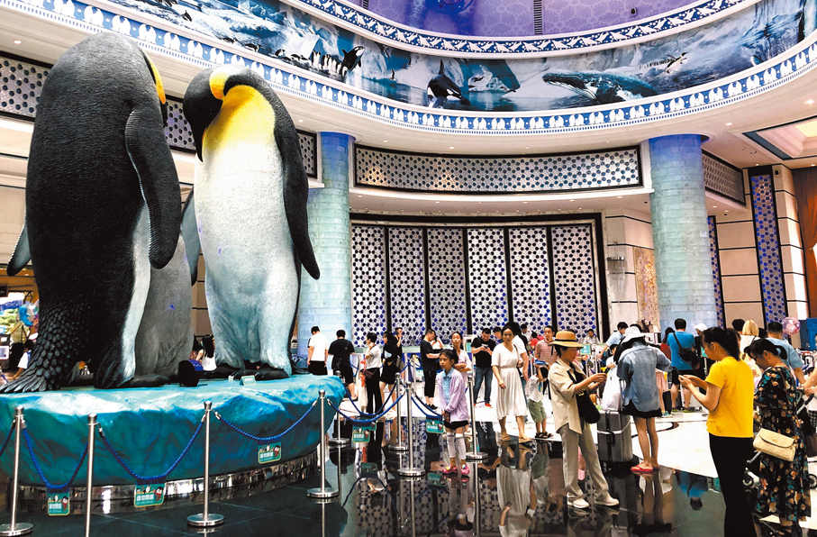 ●「航展+主題樂園」等航展主題遊玩法持續創新。圖為遊客在珠海主題樂園酒店遊覽。香港文匯報記者方俊明  攝