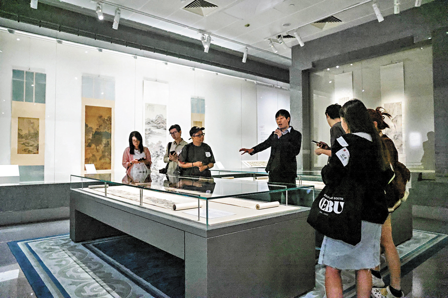 ●11月7日，香港藝術館舉行「古文青生涯規劃─虛白齋藏中國書畫選」展覽傳媒簡介會。展覽精選虛白齋書畫藏品。 中通社