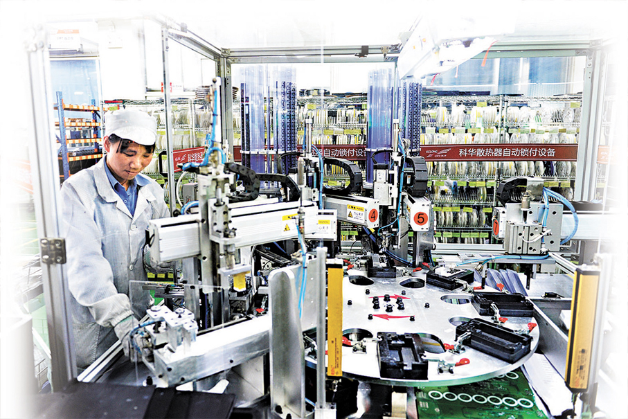 ●民營經濟促進法草案專設「權益保護」一章，專家認為有利於穩定民營企業發展預期、提振信心。圖為福建漳州科華電氣技術有限公司工作人員在智能化車間生產電路板設備。 資料圖片