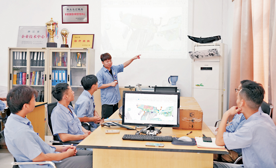 ●在浙江台州市黃岩區國家級專精特新「小巨人」企業浙江賽豪實業有限公司，研發人員探討確定產品設計細節。 資料圖片