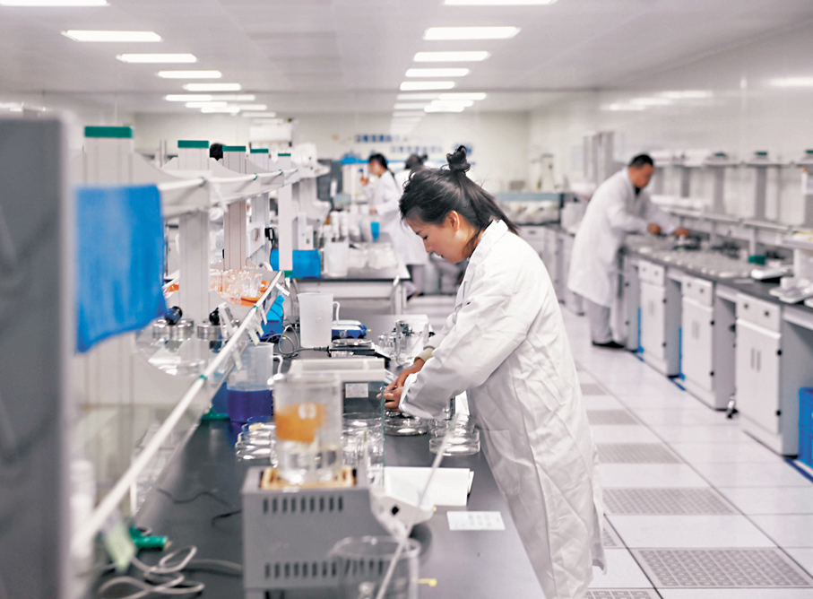 ●在衛星化學股份有限公司高新區浙江嘉興基地內，實驗員在做高吸水性樹脂性能測試。 資料圖片