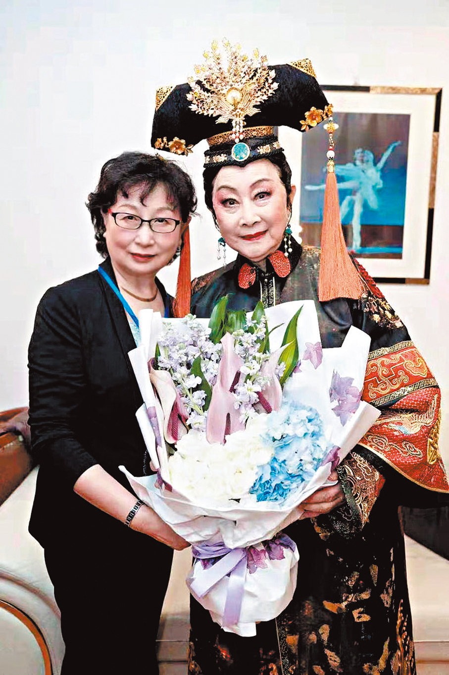 ●盧燕演出《德齡與慈禧》與作者合照。作者供圖