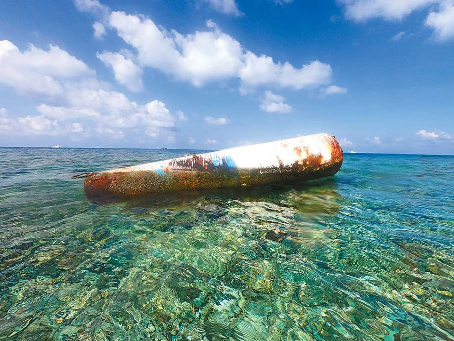 ●非法「坐灘」軍艦北側浮筒。資料圖片