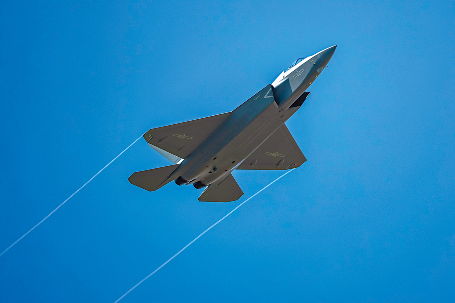 ●11月8日，中國新型隱形戰機殲-35A出現在珠海金灣機場上空，並進行了首次場地適應性訓練。第十五屆中國國際航空航天博覽會將於11月12日至17日在珠海國際航展中心舉行。 中新社