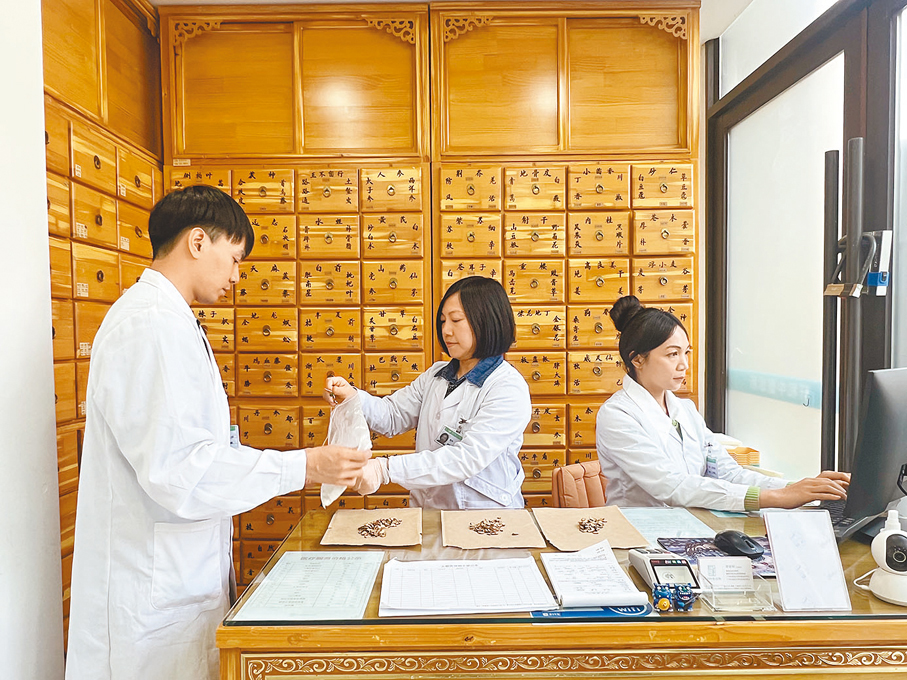 ●政府目標在明年底公布《中醫藥發展藍圖》。 資料圖片