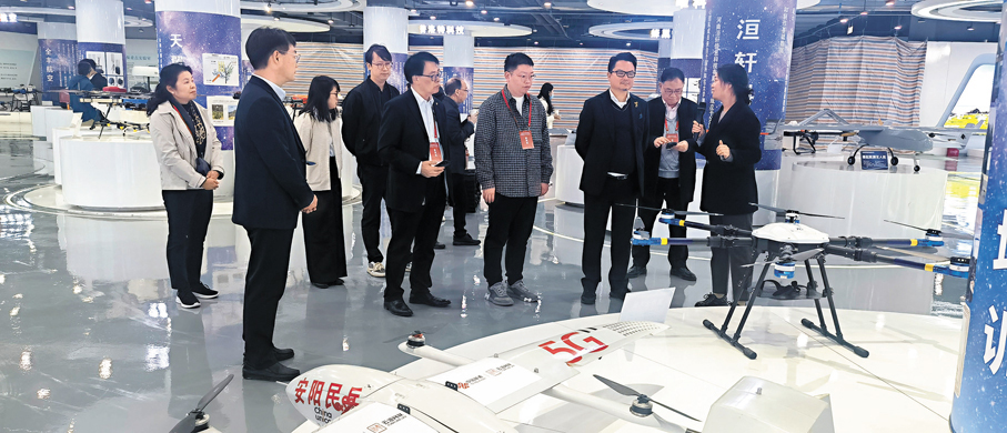 ●港澳知名企業和代表人士走進安陽無人機產業園，感受低空經濟發展脈動。 香港文匯報記者劉蕊  攝