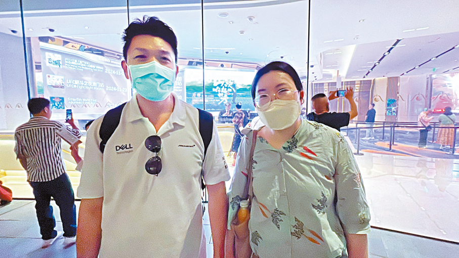 ●來自香港的歌迷田先生（左）和他的姐姐。