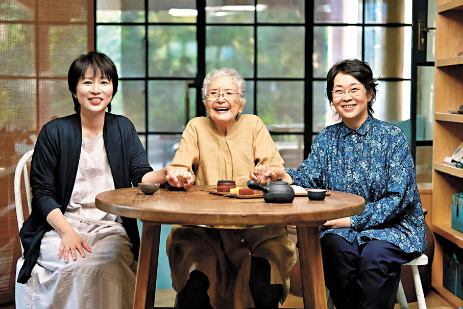 ●徐小虎（中）作客周軼君優酷《第一人稱複數》節目。 受訪者供圖