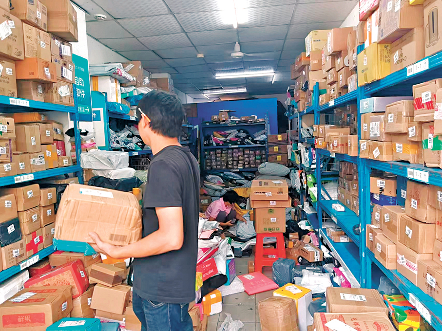 ●深圳菜鳥一些網點爆倉，圖為布吉一網點。