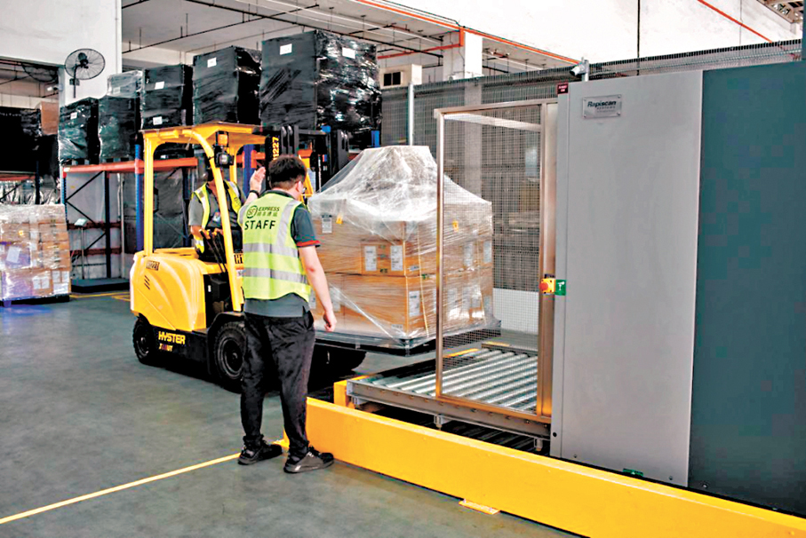 ●順豐「雙11」推出快速處理機制，繼續升級直發模式，特別是銷售熱度較高的護膚品、鞋服品類客戶。圖為其深圳網點處理快遞。