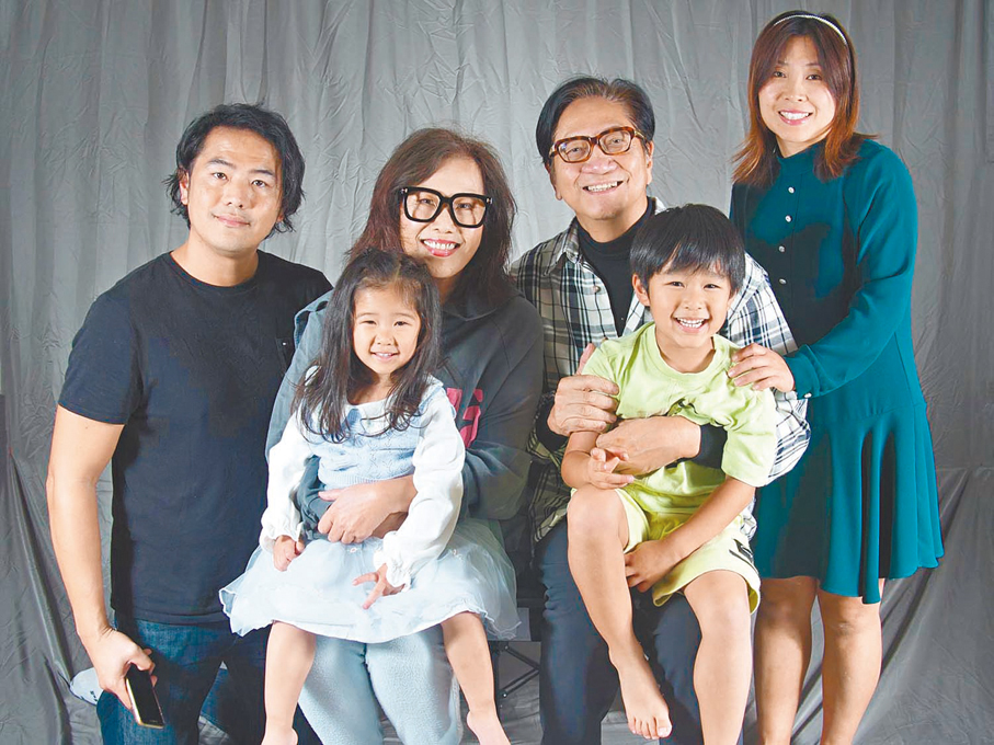 ●陳友與家人共享天倫之樂。