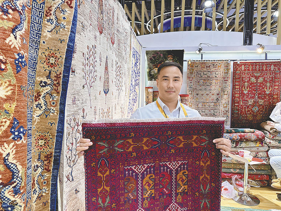 ●阿富汗小伙阿里·法伊茲（Ali Faiz）今年已經是第五次參加進博會，這次他帶着富有中式審美的阿富汗地毯再次參展。 香港文匯報記者孔雯瓊 攝