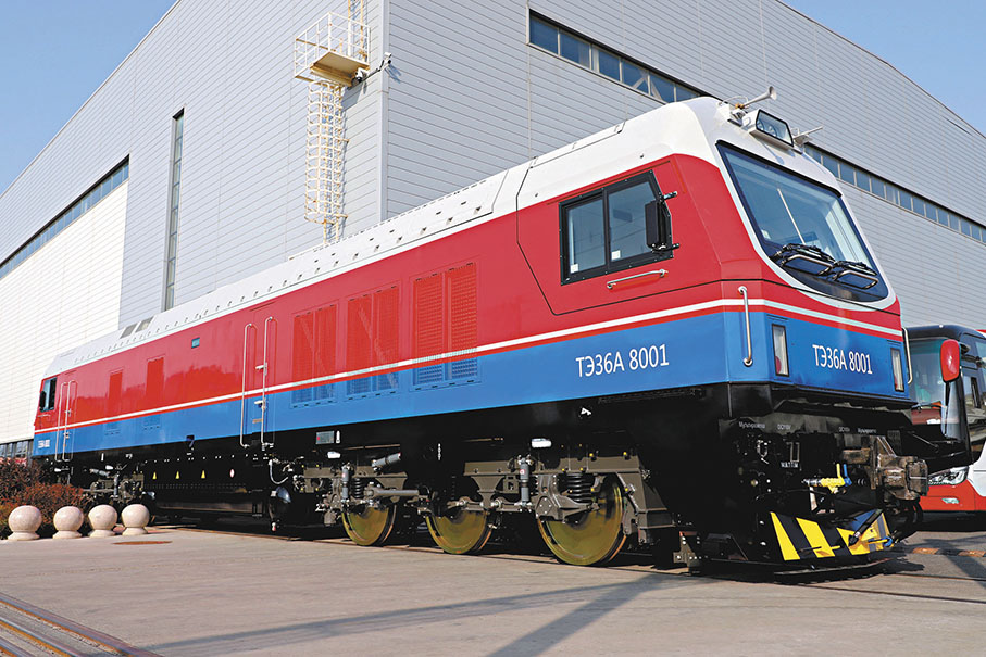 ●由中車大連公司研製的首批出口哈薩克斯坦幹線貨運內燃機車下線。 香港文匯報記者宋偉  攝