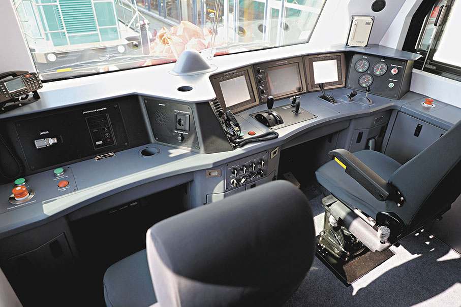 ●機車司機室根據哈薩克斯坦駕駛習慣進行優化設計。 香港文匯報記者宋偉  攝