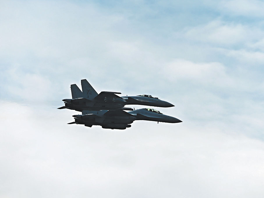 ●9日，海軍殲-15系列艦載機編隊在廣東珠海進行適應性飛行訓練。 新華社