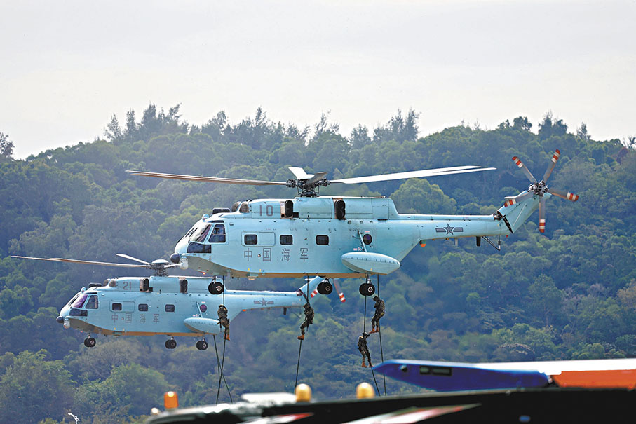 ●9日，海軍直-8C運輸直升機在廣東珠海進行適應性飛行訓練。 新華社