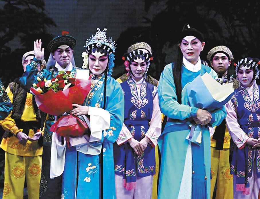 ●羅家英與趙鳳儀合演《胡不歸》，謝幕。