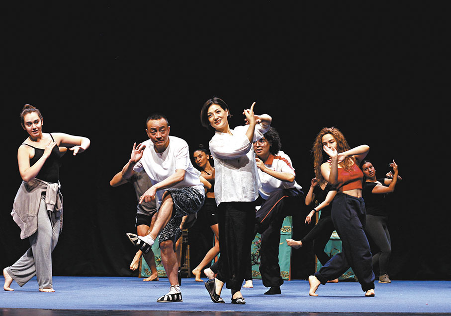 ●海外學生在王玉梅（中）等藝術家的示範下，模仿川劇《秋江》的表演。